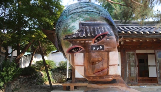 The face you can't believe: Korean woman creates optical illusions on her own body The face you can't believe: Korean woman creates optical illusions on her own body