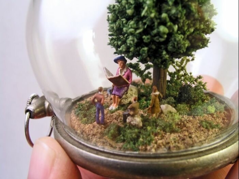 The Greek master Gregory Grozos creates miniature worlds within hours