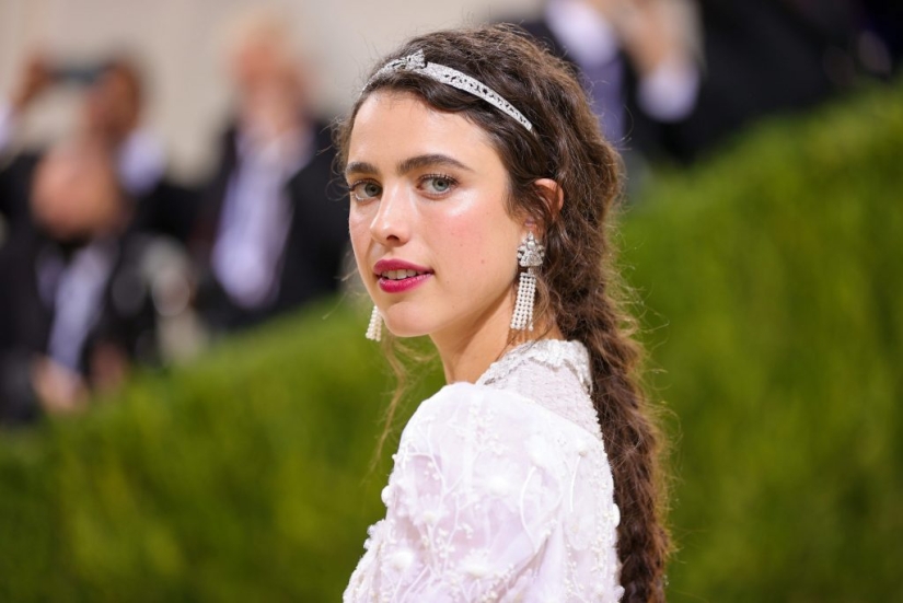 The hottest photos of Margaret Qualley, star of the films "Substance" and "Once Upon a Time in Hollywood"
