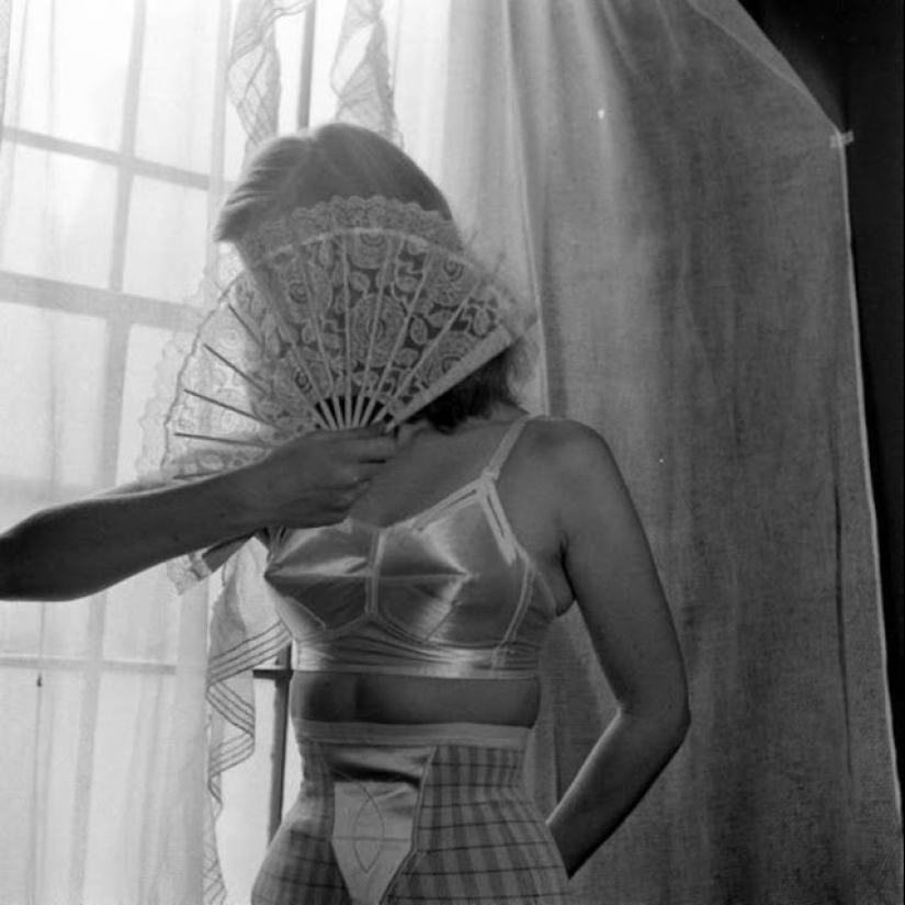 The intriguing 50s: when women wore "bullets" on their chests