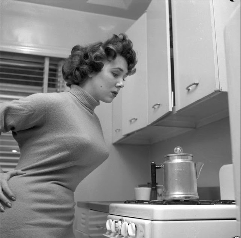 The intriguing 50s: when women wore "bullets" on their chests