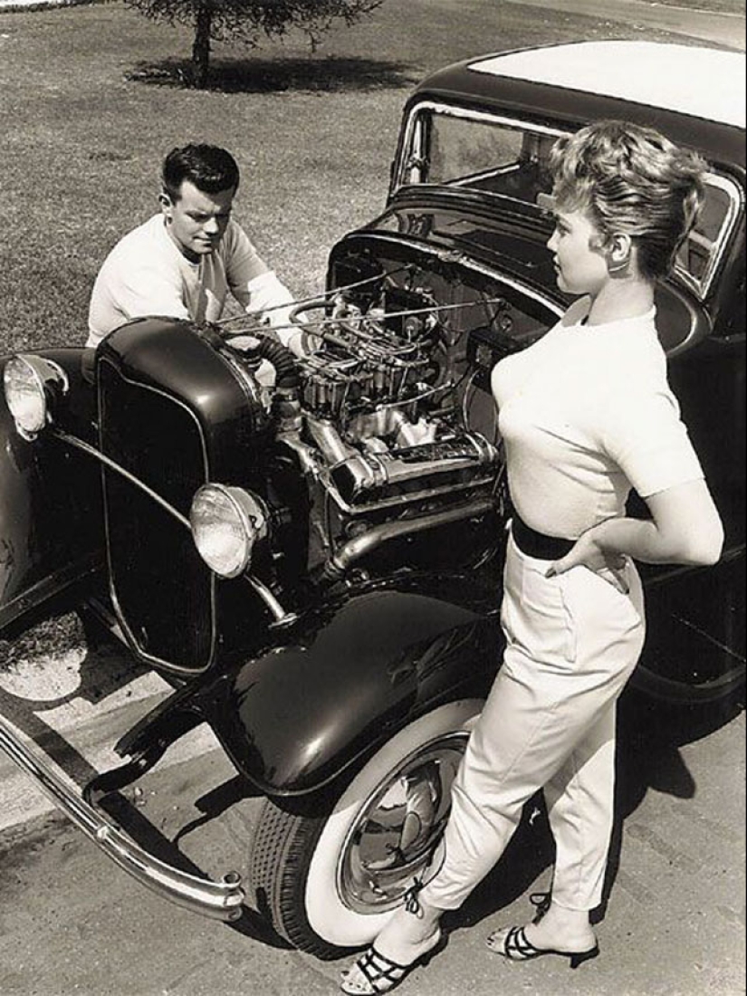 The intriguing 50s: when women wore "bullets" on their chests