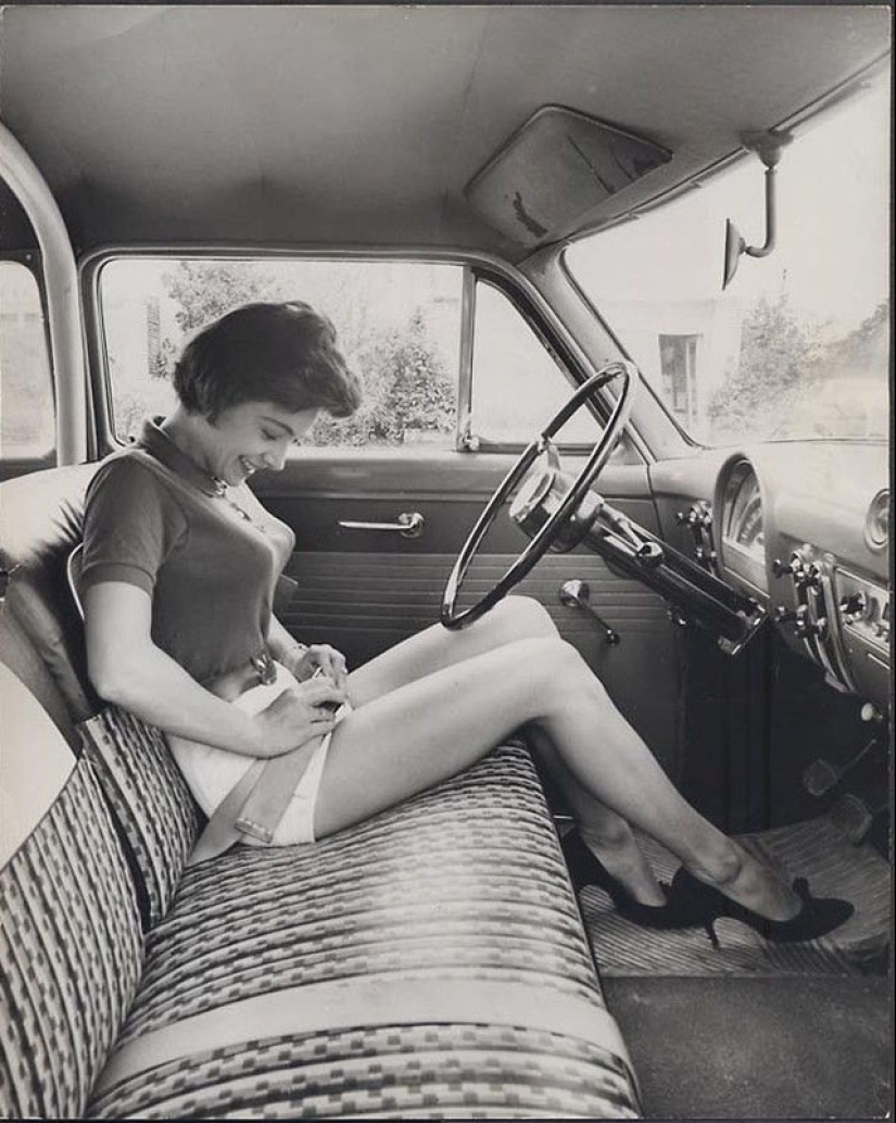 The intriguing 50s: when women wore "bullets" on their chests