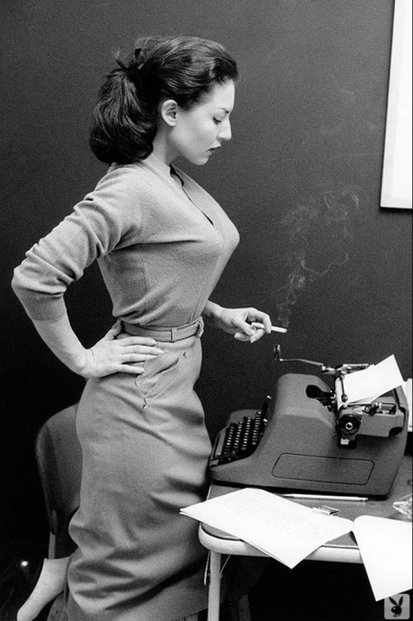 The intriguing 50s: when women wore "bullets" on their chests