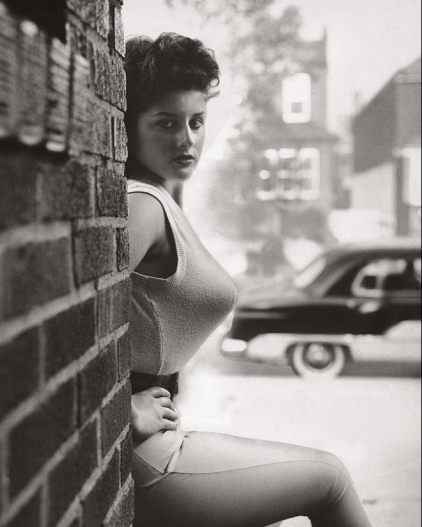 The intriguing 50s: when women wore "bullets" on their chests