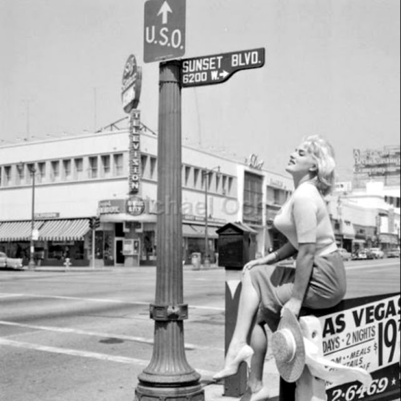 The intriguing 50s: when women wore "bullets" on their chests