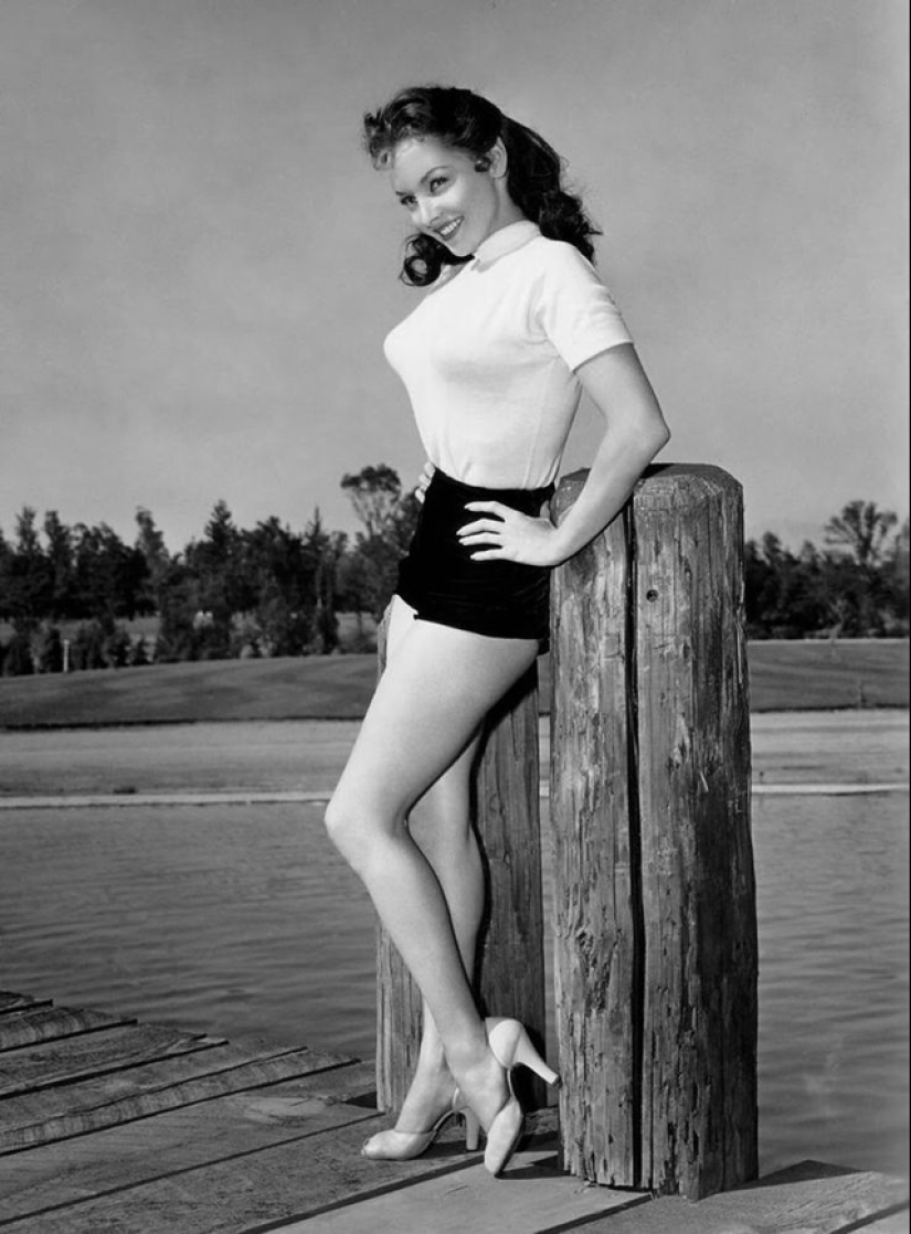 The intriguing 50s: when women wore "bullets" on their chests