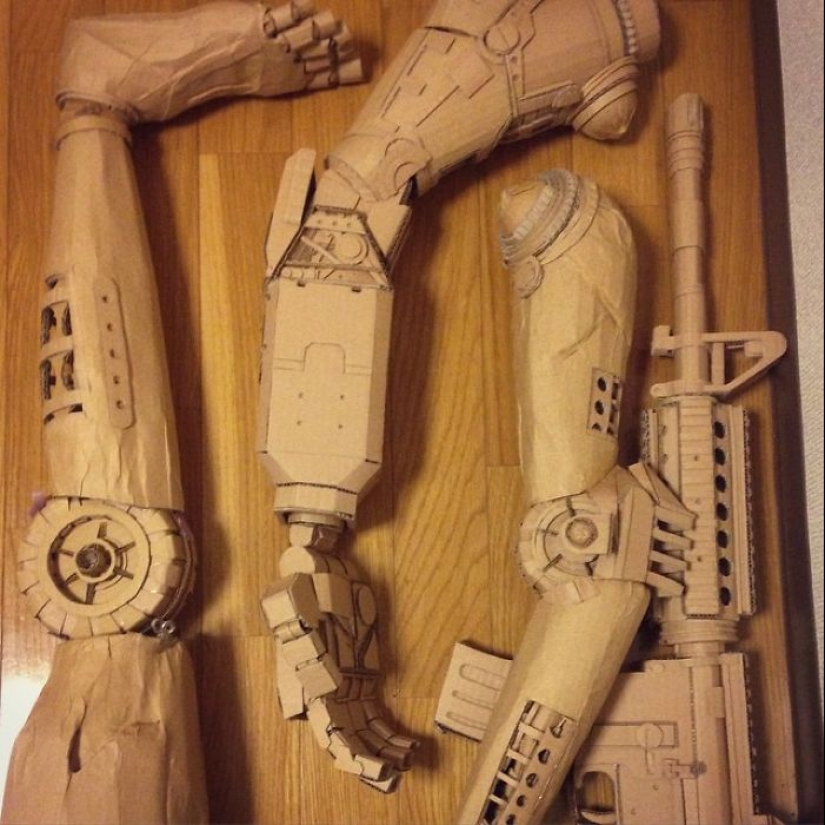 The Japanese woman never throws away cardboard boxes: she finds a better use for them