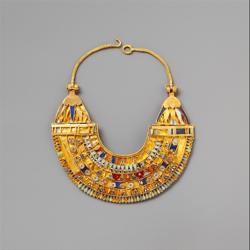 The Metropolitan Museum of digitized and posted in the open access 400 thousand exhibits