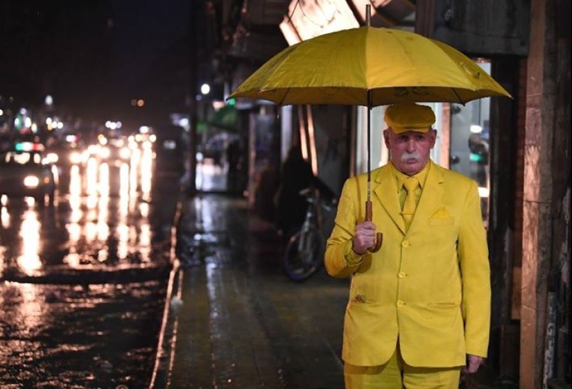 The mood color is yellow: this elderly Syrian has been wearing clothes of only one shade for 35 years The mood color is yellow: this elderly Syrian has been wearing clothes of only one shade for 35 years