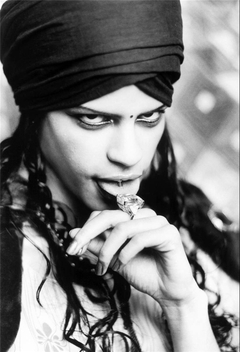 The mystery of femininity in erotic photographs by Ellen von Unwerth