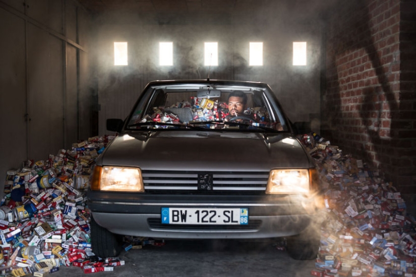 The photographer has not thrown out garbage for four years for the sake of a photo shoot The photographer has not thrown out garbage for four years for the sake of a photo shoot