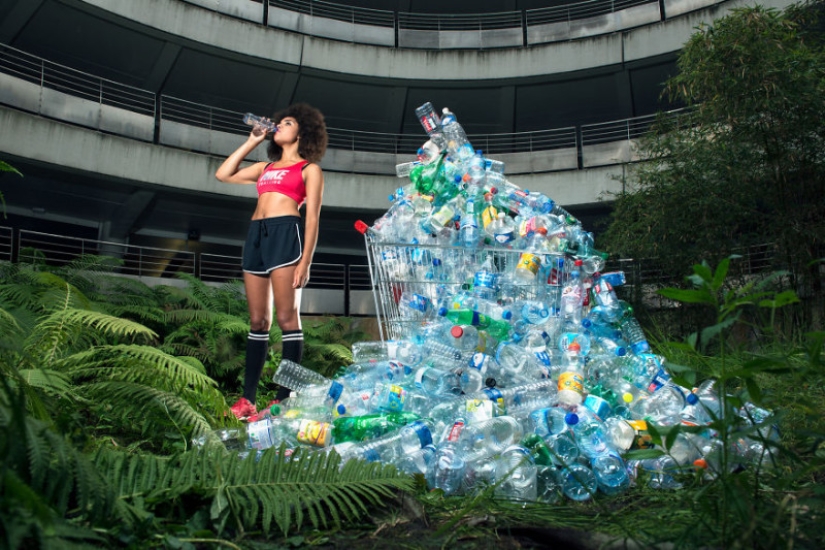 The photographer has not thrown out garbage for four years for the sake of a photo shoot The photographer has not thrown out garbage for four years for the sake of a photo shoot