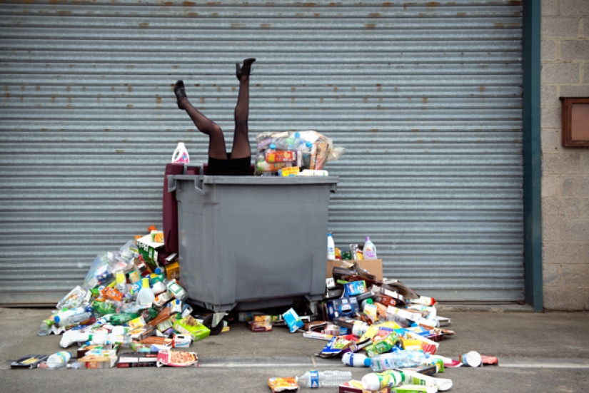 The photographer has not thrown out garbage for four years for the sake of a photo shoot The photographer has not thrown out garbage for four years for the sake of a photo shoot