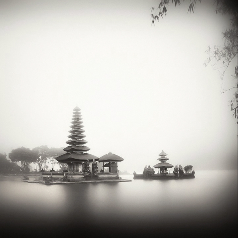 The poetry of black and white photography in the works of Hengka Koentjoro