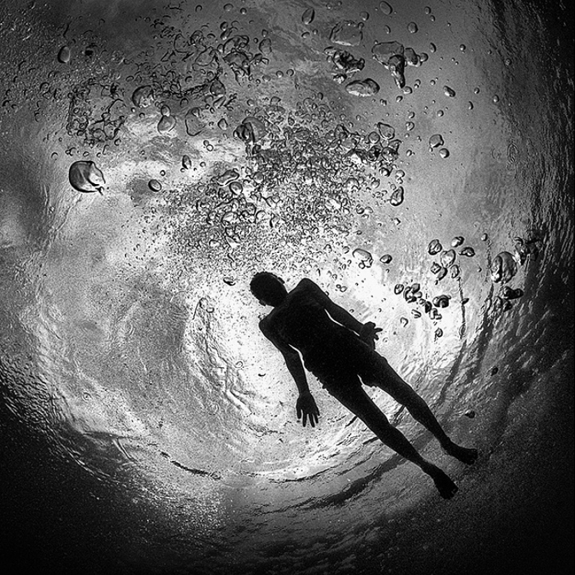 The poetry of black and white photography in the works of Hengka Koentjoro