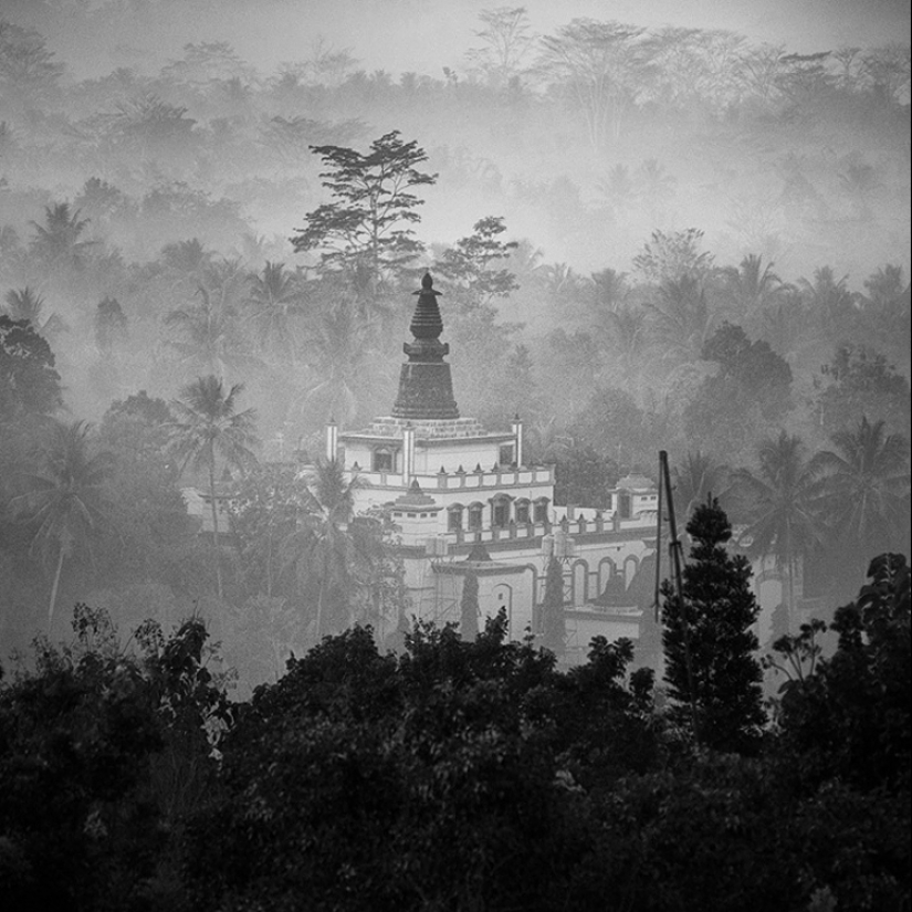 The poetry of black and white photography in the works of Hengka Koentjoro
