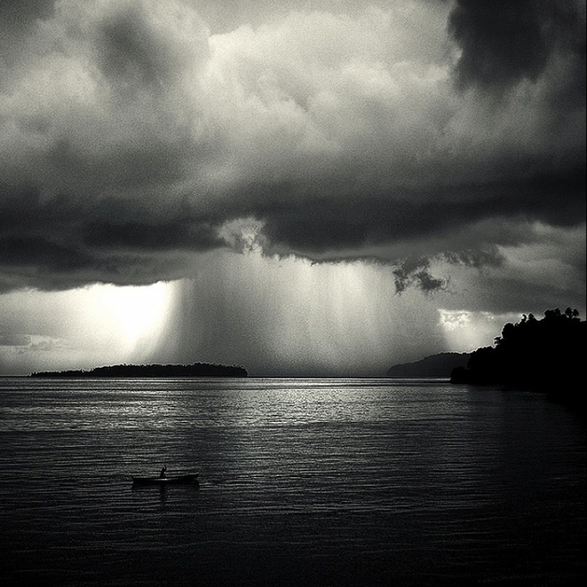 The poetry of black and white photography in the works of Hengka Koentjoro