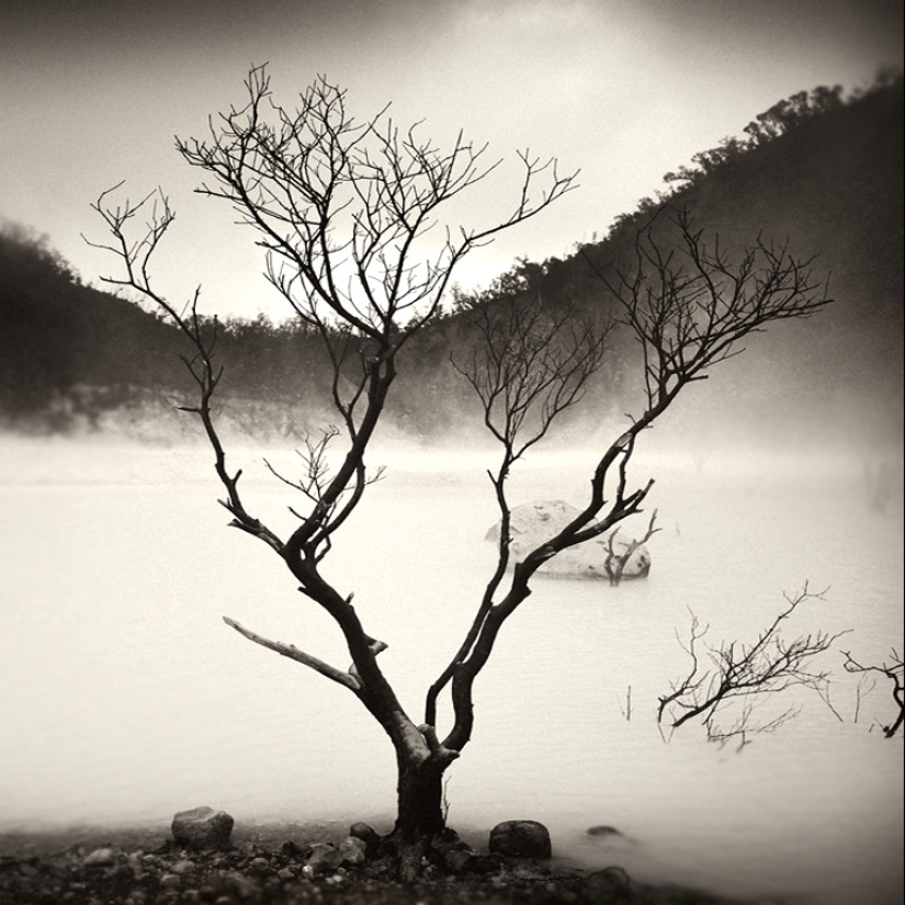 The poetry of black and white photography in the works of Hengka Koentjoro
