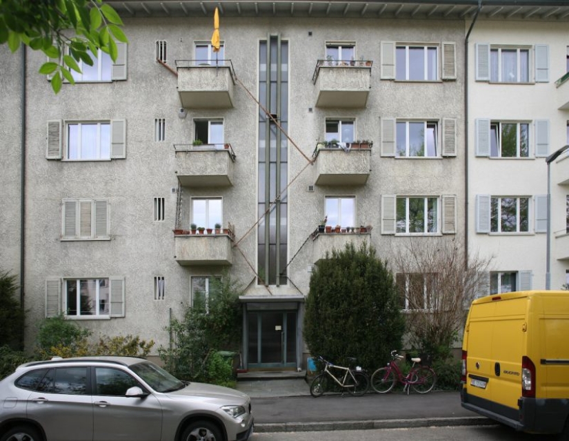 The road to the cat Kingdom: stairs to the furry Pets on the facades of Swiss houses