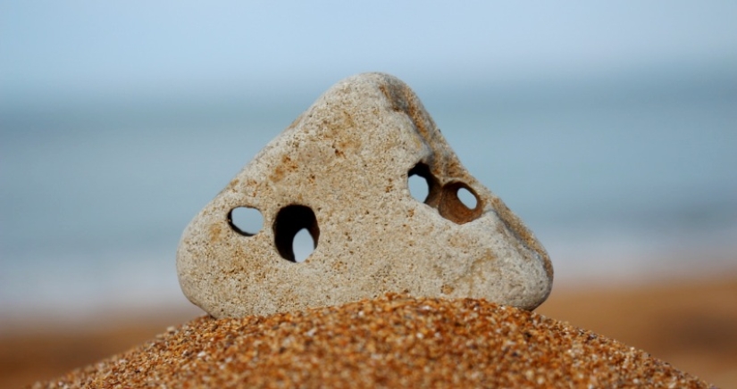 The secret of the "chicken god" — why stones with a hole are valued all over the world The secret of the "chicken god" — why stones with a hole are valued all over the world
