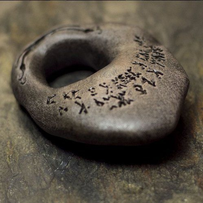 The secret of the "chicken god" — why stones with a hole are valued all over the world The secret of the "chicken god" — why stones with a hole are valued all over the world