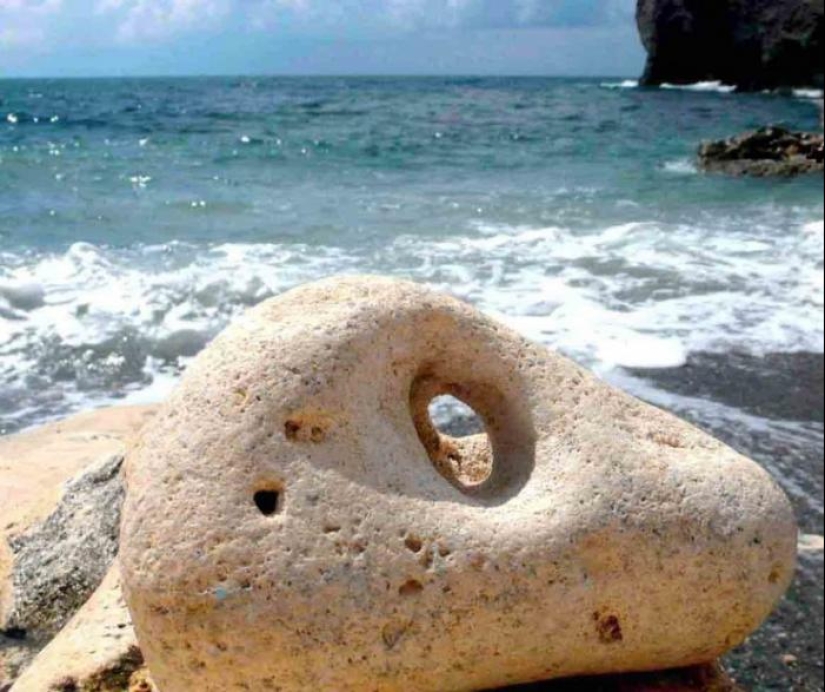 The secret of the "chicken god" — why stones with a hole are valued all over the world The secret of the "chicken god" — why stones with a hole are valued all over the world