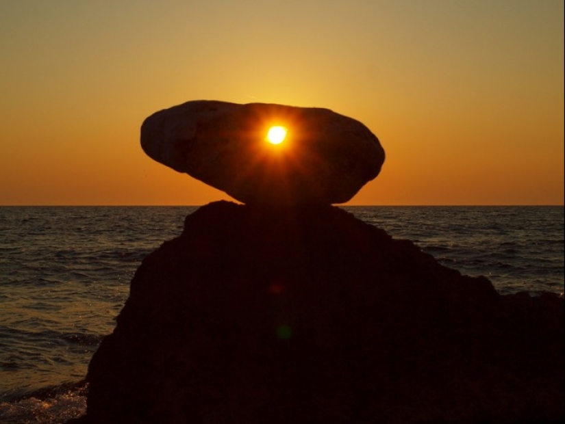 The secret of the "chicken god" — why stones with a hole are valued all over the world The secret of the "chicken god" — why stones with a hole are valued all over the world