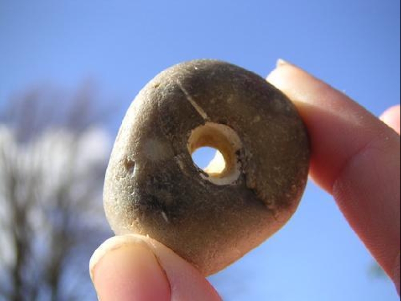 The secret of the "chicken god" — why stones with a hole are valued all over the world The secret of the "chicken god" — why stones with a hole are valued all over the world