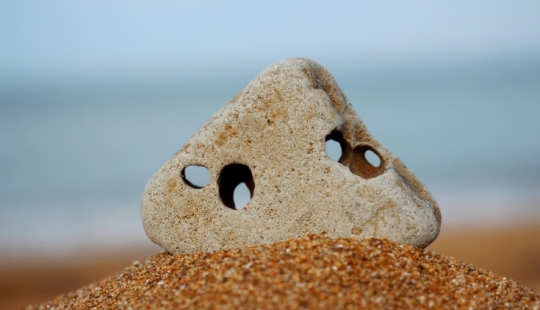 The secret of the "chicken god" — why stones with a hole are valued all over the world The secret of the "chicken god" — why stones with a hole are valued all over the world