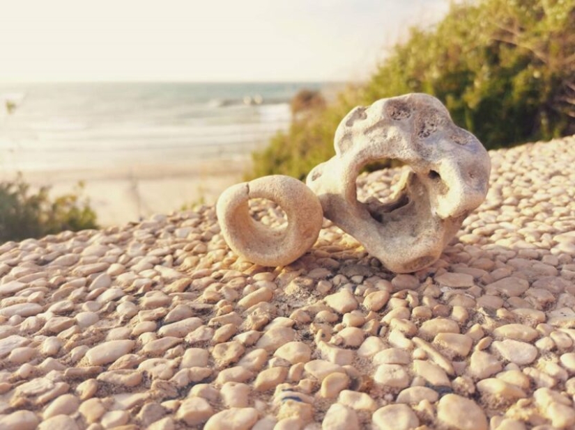 The secret of the "chicken god" — why stones with a hole are valued all over the world The secret of the "chicken god" — why stones with a hole are valued all over the world