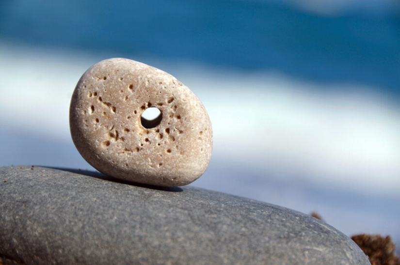 The secret of the "chicken god" — why stones with a hole are valued all over the world The secret of the "chicken god" — why stones with a hole are valued all over the world