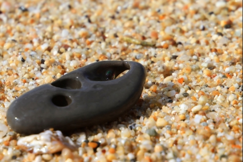 The secret of the "chicken god" — why stones with a hole are valued all over the world The secret of the "chicken god" — why stones with a hole are valued all over the world