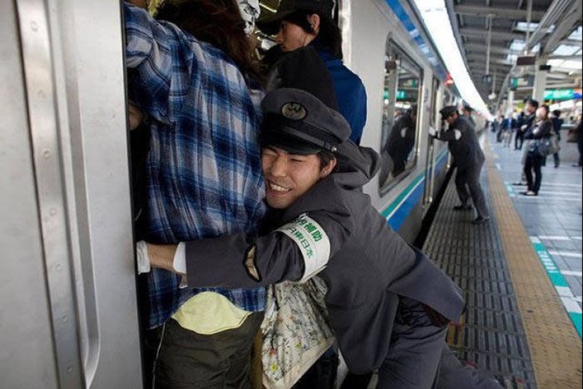 The usual shots from life in Japan, from which a European's eyes will pop out of his head
