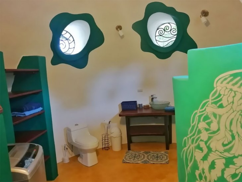 The woman built in the middle of the jungle house is made of concrete and dishwashing detergent