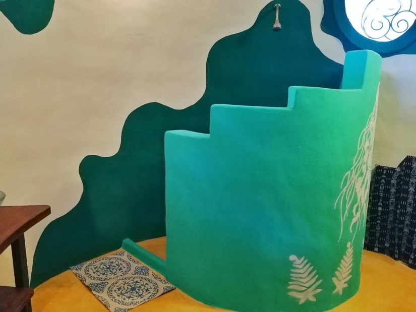 The woman built in the middle of the jungle house is made of concrete and dishwashing detergent