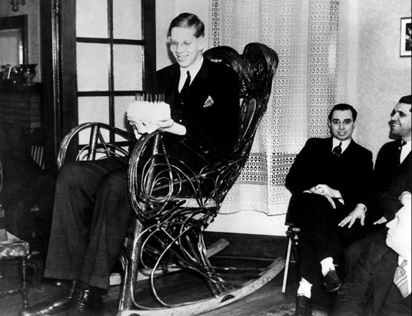 There is a video that shows how big was Robert Wadlow — the tallest man in history There is a video that shows how big was Robert Wadlow — the tallest man in history