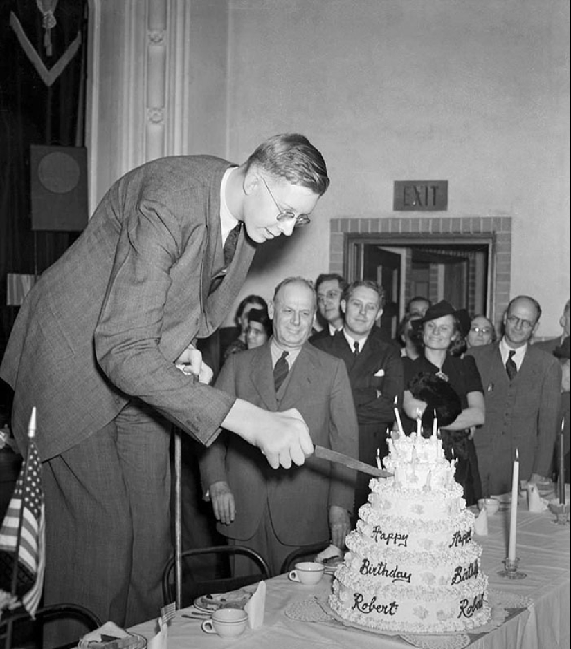 There is a video that shows how big was Robert Wadlow — the tallest man in history There is a video that shows how big was Robert Wadlow — the tallest man in history