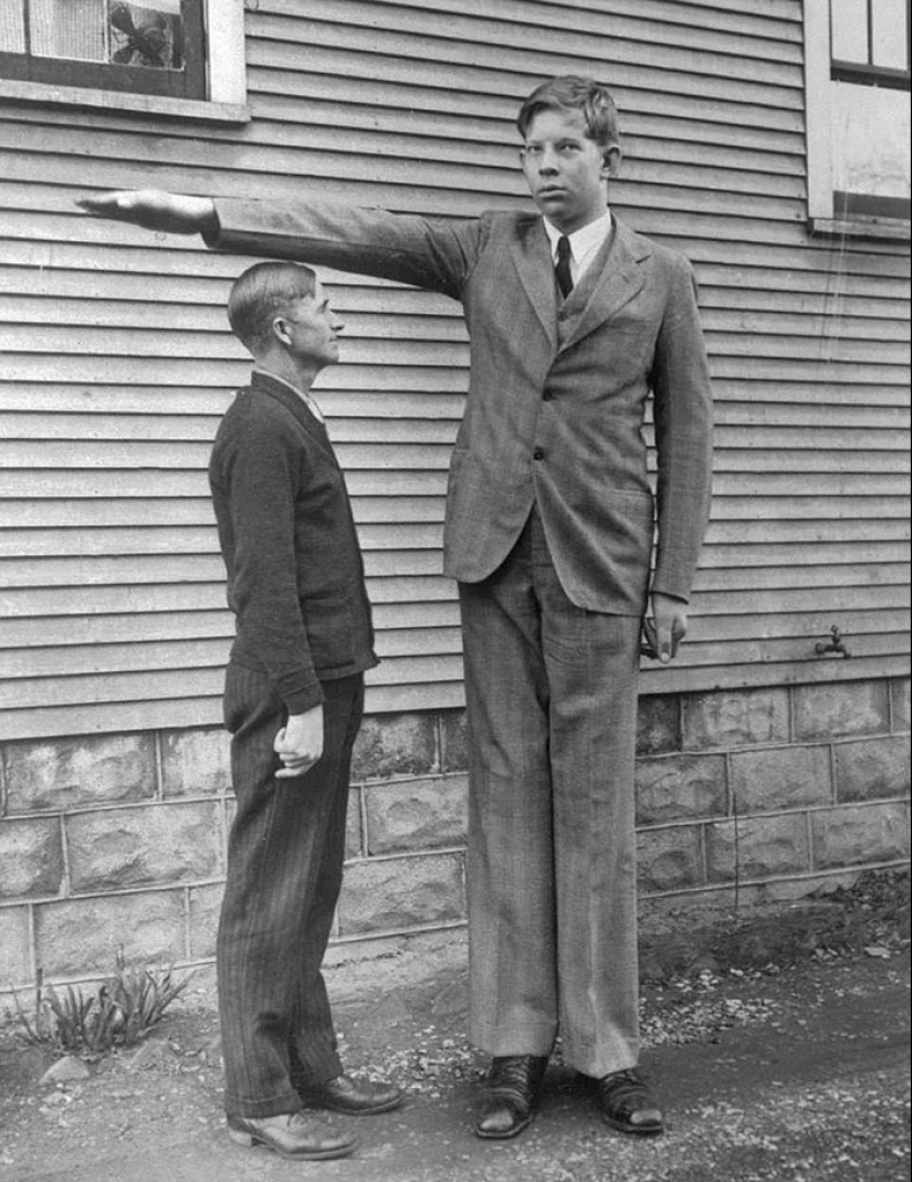 There is a video that shows how big was Robert Wadlow — the tallest man in history There is a video that shows how big was Robert Wadlow — the tallest man in history