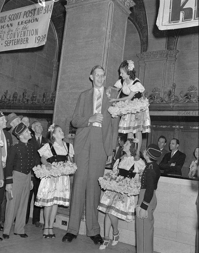 There is a video that shows how big was Robert Wadlow — the tallest man in history There is a video that shows how big was Robert Wadlow — the tallest man in history