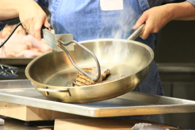 There's a pear hanging, you can't eat it: how food is photographed for advertising