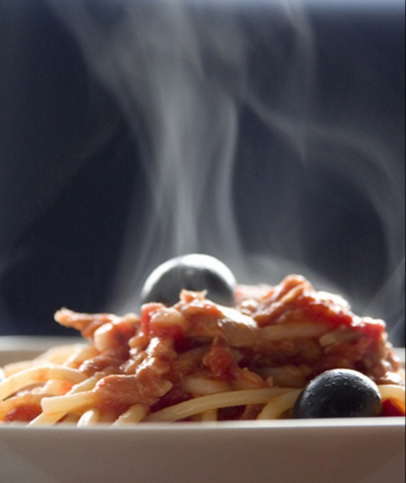 There's a pear hanging, you can't eat it: how food is photographed for advertising