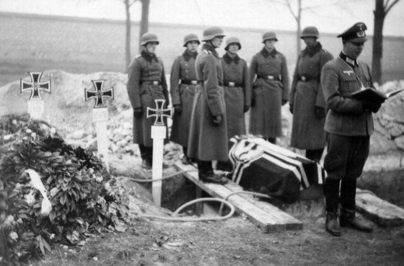 "They buried as many soldiers as could fit in the hole": about the differences between German and Soviet graves