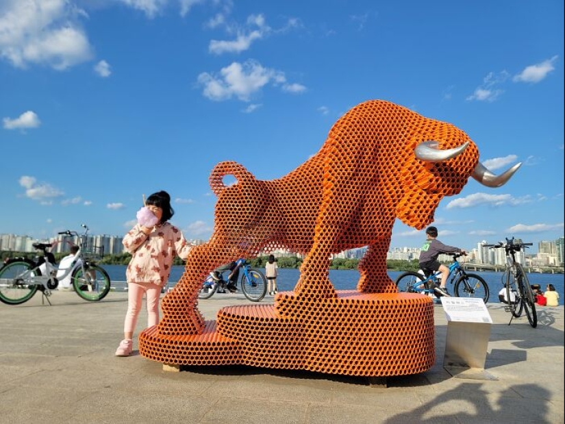 This Artist Creates Striking Metal Sculptures Using Stacked Pipes This Artist Creates Striking Metal Sculptures Using Stacked Pipes