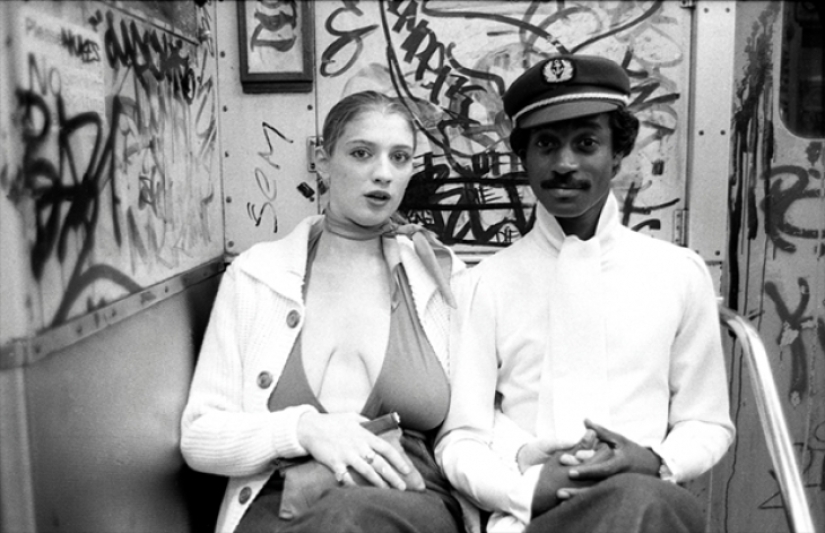 This city never sleeps - the very juice of New York streets of the late 20th century