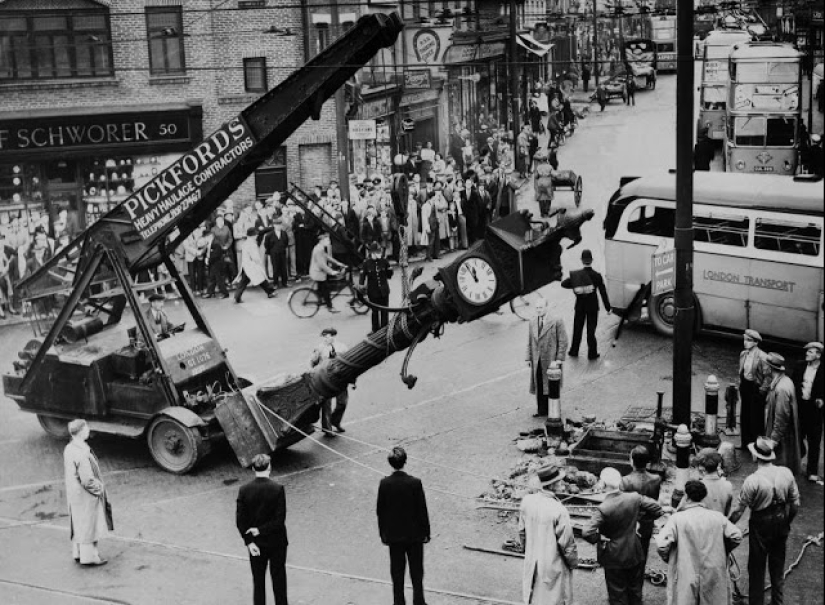 This crazy, vibrant London in black and white photographs from the 1930s