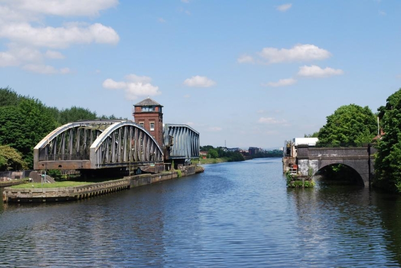 Three of the most impressive water bridge in the world Three of the most impressive water bridge in the world