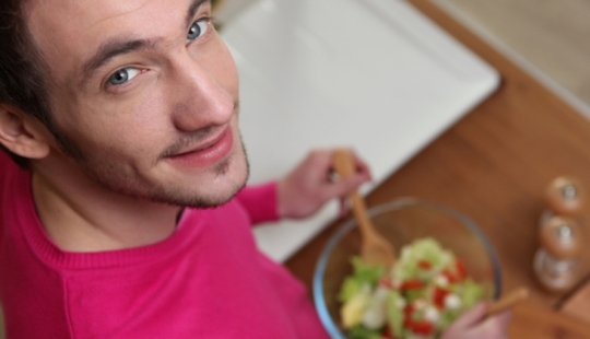 Tomato and cucumber salad is dangerous for health and it's not about nitrates at all