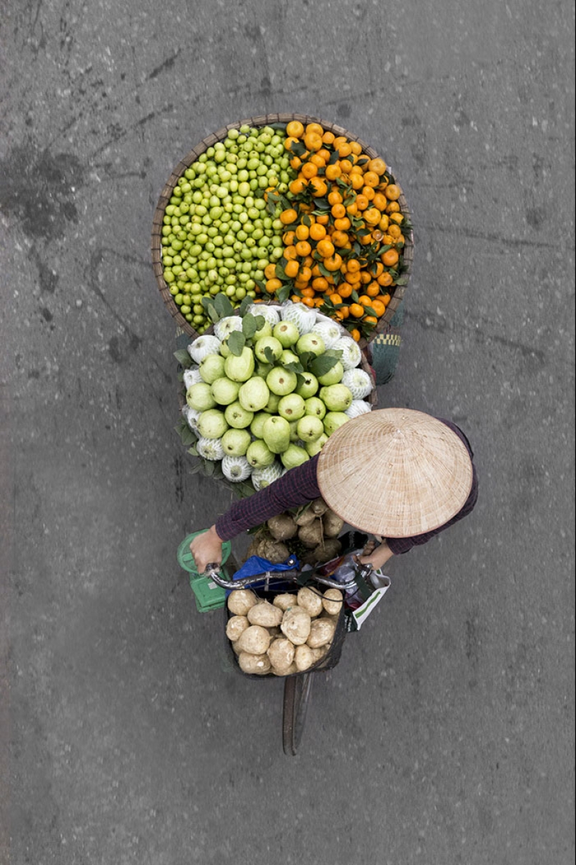 Top view: The photographer spent whole days on the bridge and took pictures of street vendors Top view: The photographer spent whole days on the bridge and took pictures of street vendors