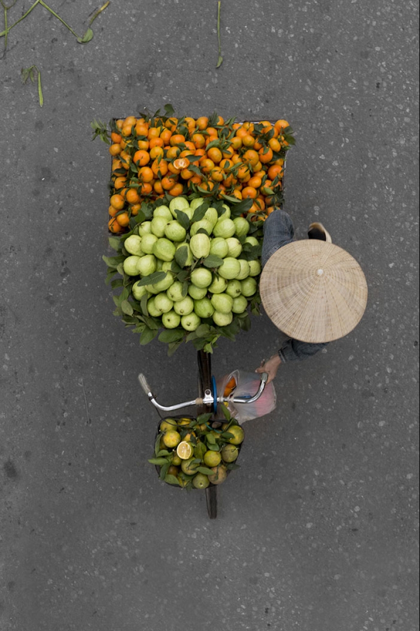 Top view: The photographer spent whole days on the bridge and took pictures of street vendors Top view: The photographer spent whole days on the bridge and took pictures of street vendors
